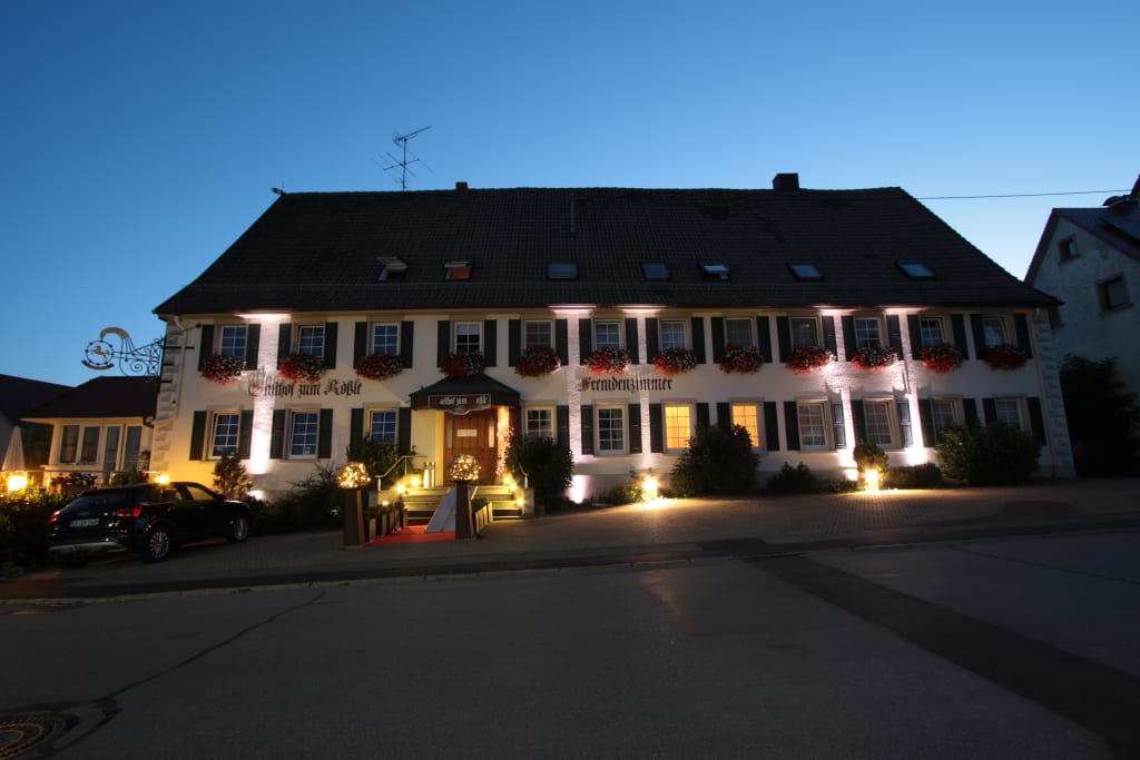 Das beleuchtete Rössle am Abend